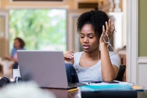 Youngwomanarguesduringvideoconference Youngwomanarguesduringvideoconference